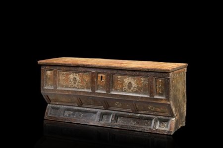 Piccola cassapanca con fronte pannellato dipinto in policromia a stemmi. Secolo