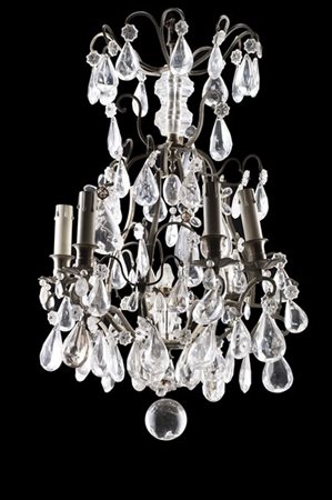 Lampadario a sei fiamme con struttura in metallo, bracci sagomati decorati da g