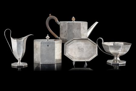 Servizio da tè in argento liscio di forma sfaccettata inciso a greche sui profi