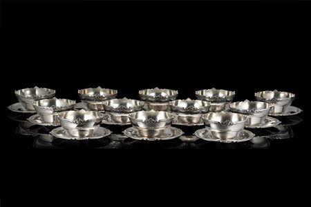 Gruppo di dodici lavadita con piattini in argento con bordi sagomati e decorati