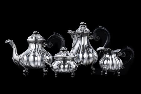 Servizio da tè e caffè in argento a corpo bombato e costolato, beccuccio zoomor