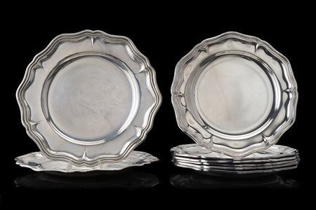 Gruppo di sei piatti in argento liscio a bordo mistilineo scanalato. Titolo 800
