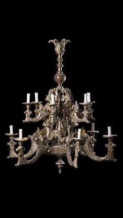 Lampadario a dodici luci in legno argentato, fusto a balaustro, bracci a volute