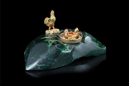 Orafo del secolo XX "Gallo e Gallina" gruppo in oro 18K smaltato su base in mal