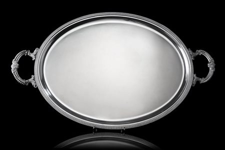 Vassoio biansato in argento a corpo liscio con bordo decorato a palmette e anse
