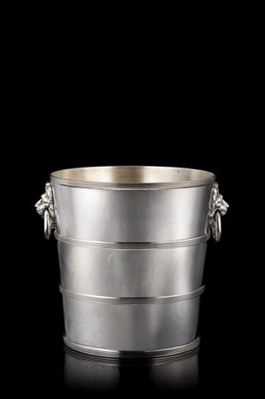 Secchiello portaghiaccio biansato in argento con corpo decorato a scanalature,