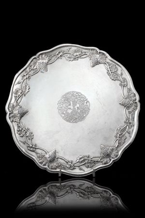 Centrotavola in argento con bordo sagomato inciso e sbalzato a tralci di vite.