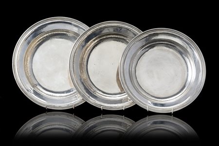 Gruppo di tre alzatine in argento martellato a bordo scanalato. Titolo 800. Arg