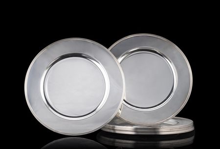 Gruppo di dodici sottopiatti in argento liscio e tesa scanalata. Titolo 800 (d.