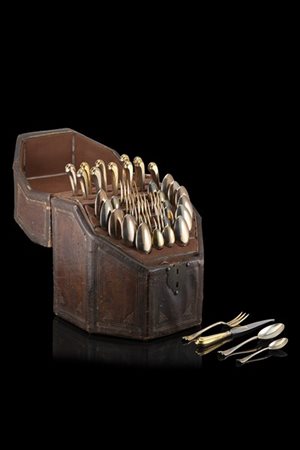 Servizio di posate da dodici in metallo argentato, composto da coltelli, cucchi