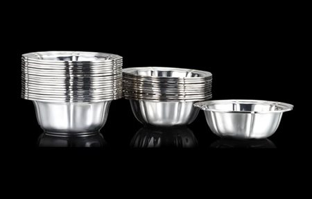 Gruppo di trenta lavadita in argento con bordo sagomato e scanalato. Titolo 800