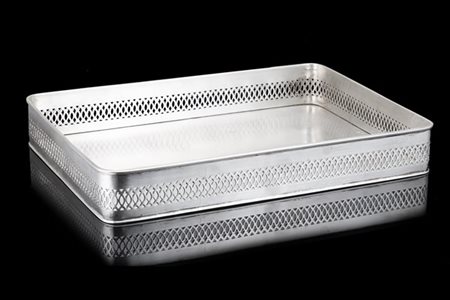 Vassoio in argento liscio con bordo a ringhiera traforata. Punzoni non decifrat