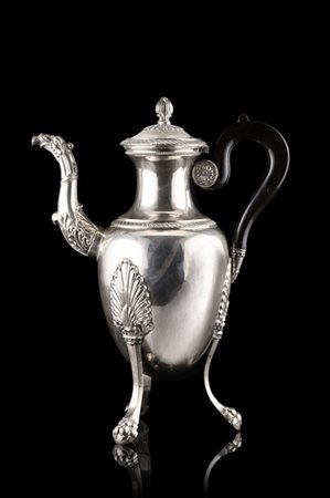 Caffettiera tripode in argento a corpo ovoidale liscio, ansa sagomata in legno