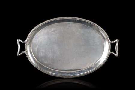 Vassoio biansato in argento con bordura decorata a palmette, anse cesellate a f