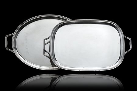 Lotto composto da due vassoi biansati di forme diverse con bordure scanalate. T