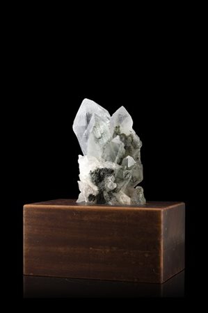 Blocco di quarzo in parte prismatico da latteo a ialino parzialmente avventurin