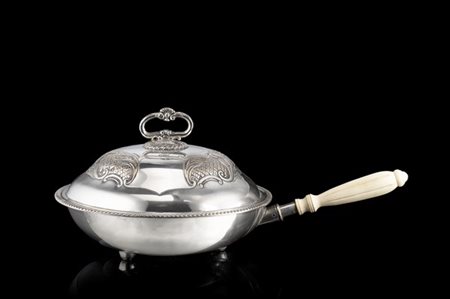 Scaldino in metallo argentato con bordo scanalato, coperchio sbalzato a volute,