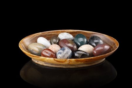 Centrotavola in quarzo contenente diverse uova in marmi e pietre dure (centrota