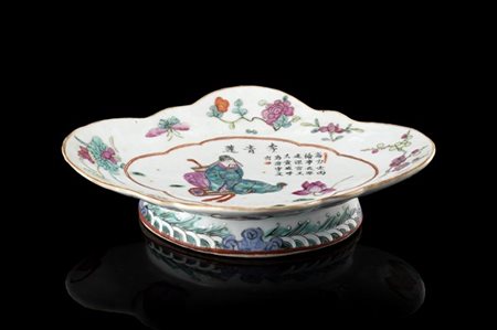 Alzatina in porcellana decorata in policromia a fiori nella bordura e a figura