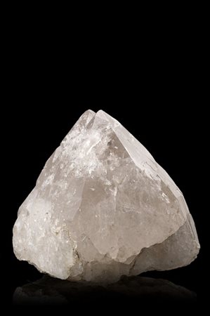 Blocco in quarzo da latteo a fumè (h. cm 35x26 circa) (difetti)