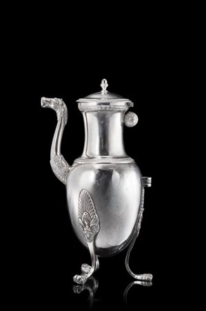 Egoiste in argento a corpo liscio, beccuccio cesellato a testa equina, piedi fe