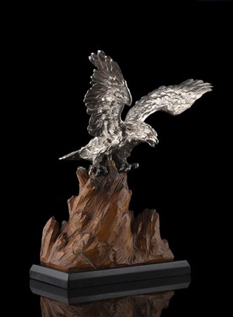 Scultura a tutto tondo raffigurante aquila ad ali spiegate in metallo argentato