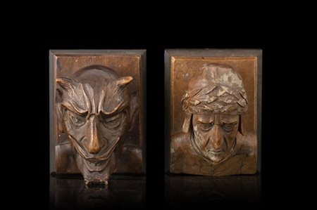 Coppia di elementi decorativi in legno scolpito raffiguranti Dante e satiro (cm