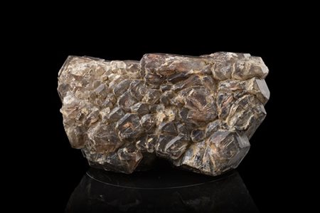 Agglomerato di quarzi prismatici diversamente orientati da ialino a fumè con al