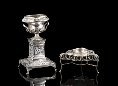 Lotto composto da un'alzata in argento sbalzato e cesellato ad anfora biansata