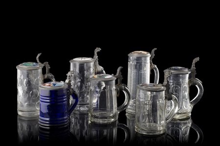 Lotto di sette boccali con bicchiere in vetro e coperchio in peltro decorato co