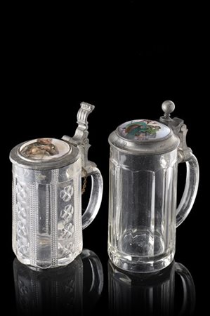 Lotto di due boccali con bicchiere in vetro e coperchi in peltro decorati in po