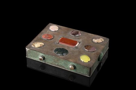 Scatola in ottone inciso a volute decorato sulla fascia e sul coperchio con pie