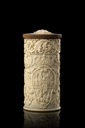 Arte europea del secolo XIX. Scatola con coperchio in avorio inciso a stemmi no