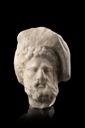 Antico frammento in marmo raffigurante testa virile (h. cm 15) (lievi difetti)