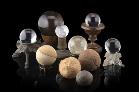 Lotto composto da dieci sfere in cristallo di rocca e minerali vari con basi in