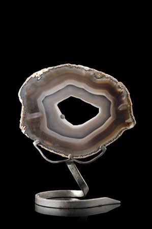Sezione di quarzo varietà agata (cm 28,5x23,5) poggiante su base in metallo (di