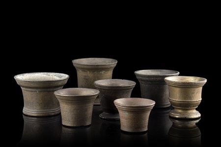Lotto composto da sette mortai in bronzo di diversa epoca (h. max cm 13) (difet