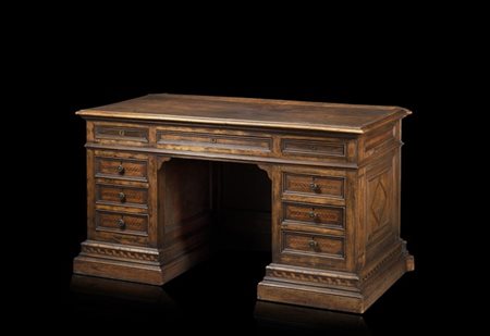 Scrivania da centro a nove cassetti di cui tre in linea con fasce e fronte inta