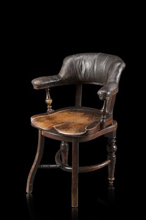 Poltrona girevole con schienale e braccioli in pelle, gambe riunite da traverse