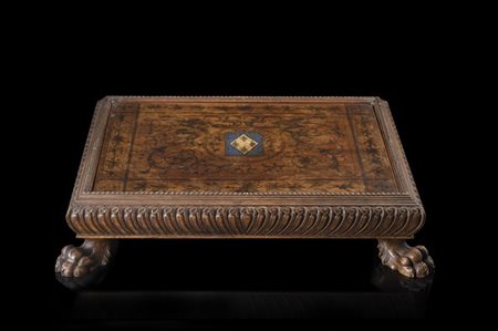 Leggio con pianetto reclinabile decorato ad animali fantastici, rami fioriti e