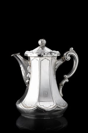 Teiera in argento a corpo piriforme e costolato, presa del coperchio in forma d