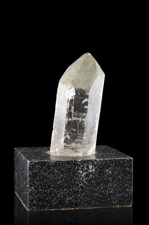 Blocco in quarzo ialino prismatico (h. cm 16,5) poggiante su base squadrata las