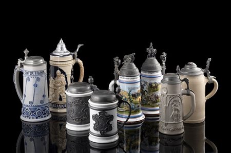 Lotto di otto boccali in ceramica policroma e terracotta smaltata con coperchio