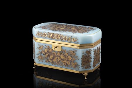 Manifattura del secolo XX. Cofanetto in opaline decorato con dorature a motivi