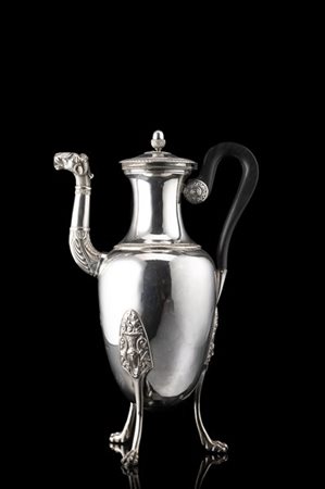 Caffettiera in argento a corpo liscio con bordi decorati a palmette e motivi st