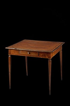 Tavolo lastronato ad un cassetto nella fascia con piano intarsiato a motivi geo