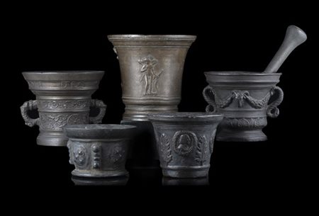 Collezione di cinque antichi mortai di epoche e misure differenti. Uno datato 1