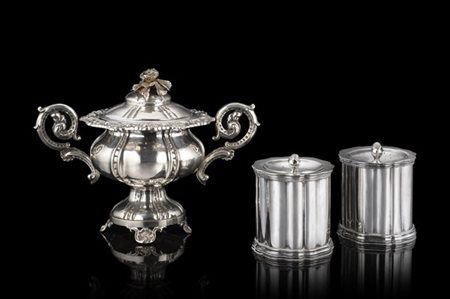Lotto composto da una zuccheriera in argento con corpo scanalato, bordo cesella