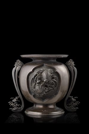 Vaso in bronzo biansato decorato con tartarughe, manici amovibili. 
Giappone, p