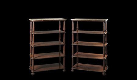 Coppia di étagères a quattro ripiani con colonne tornite e scanalate, fasce a p